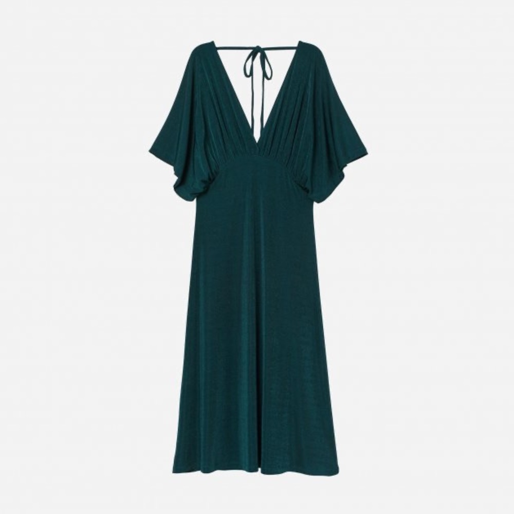 Flattering green dress. Beautiful flows material